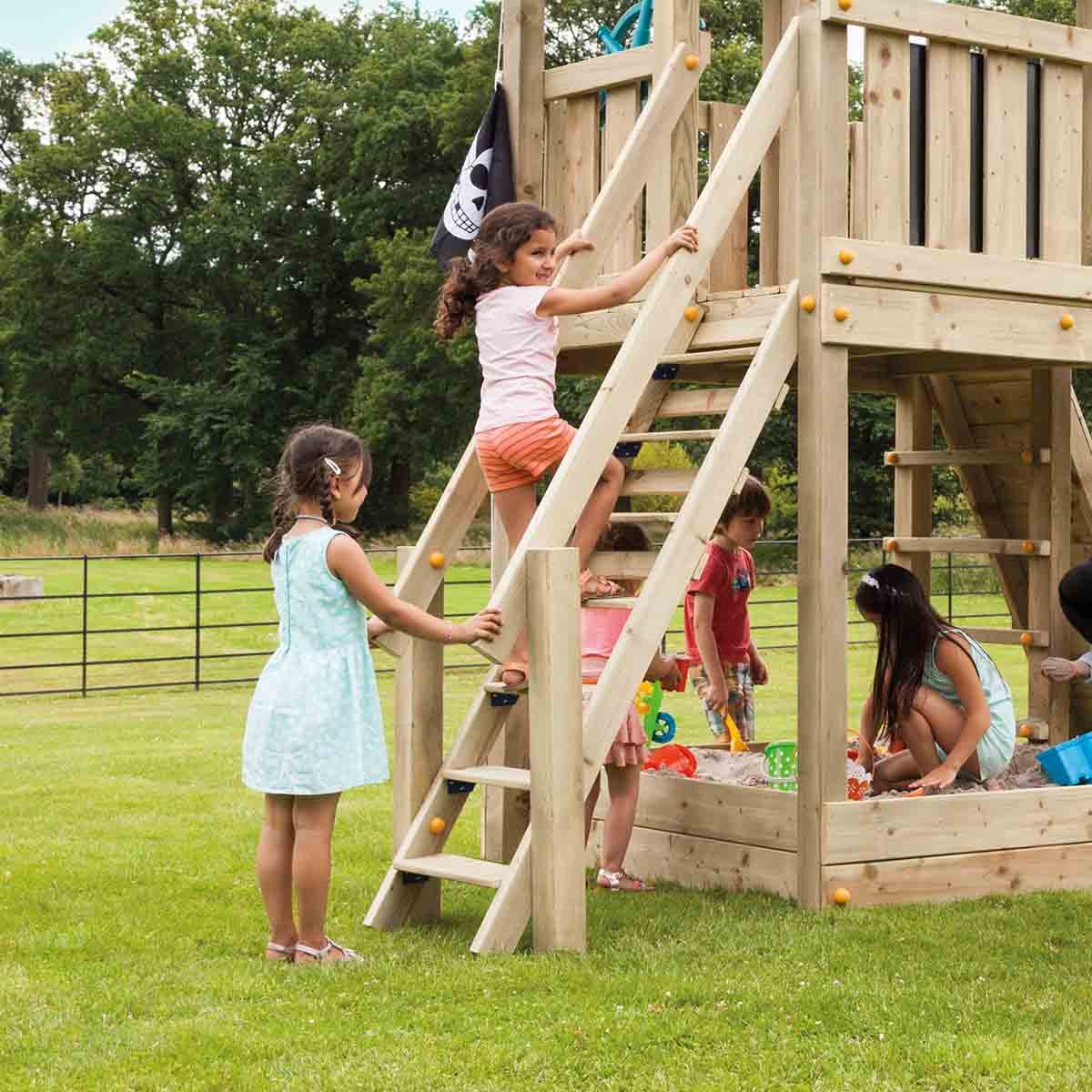 Ξύλινη_σκάλα_με_κουπαστή