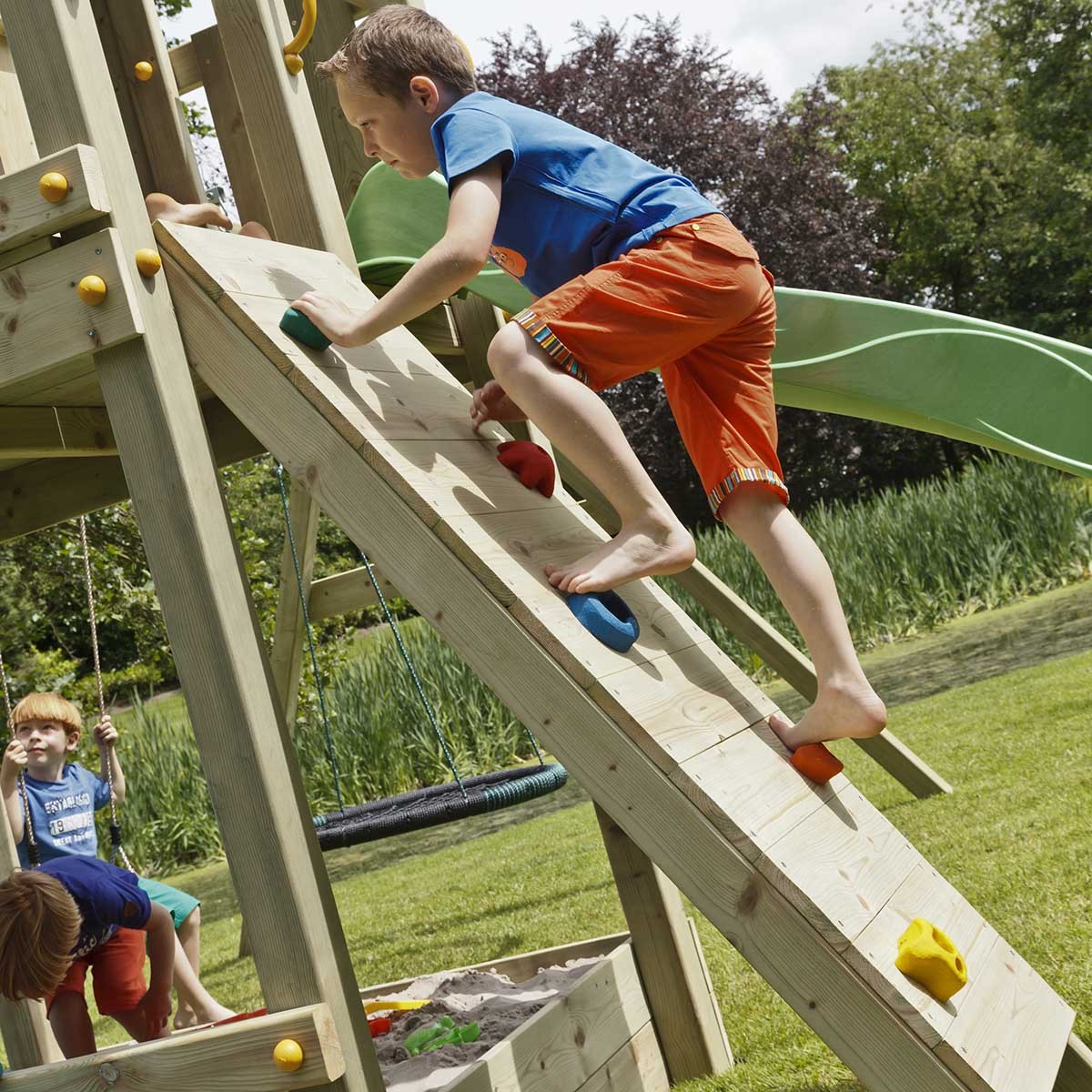 Ξύλινος_τοίχος_αναρρίχησης_με_βράχους