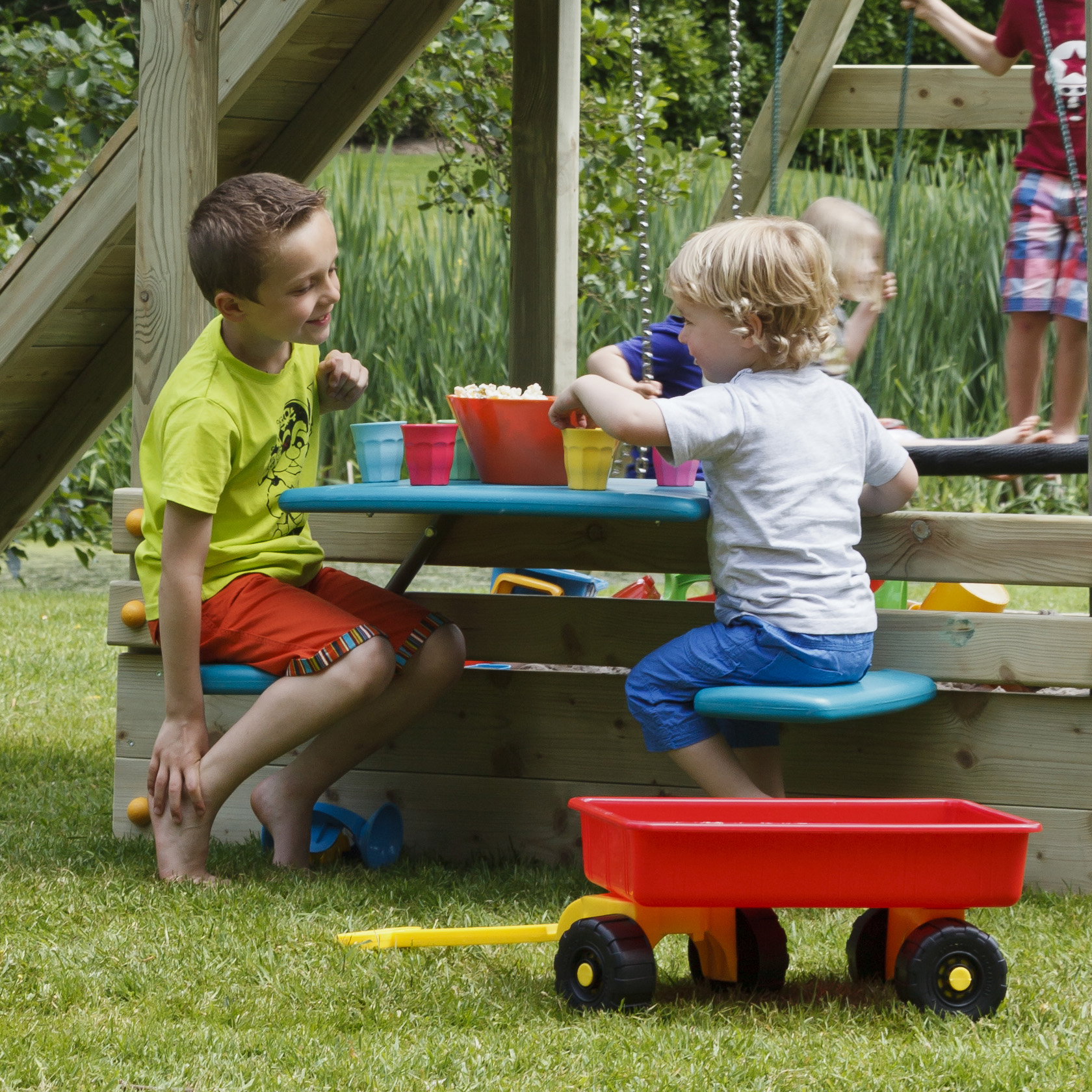 Παιδικό_τραπέζι_με_καθίσματα_PIC_NIC