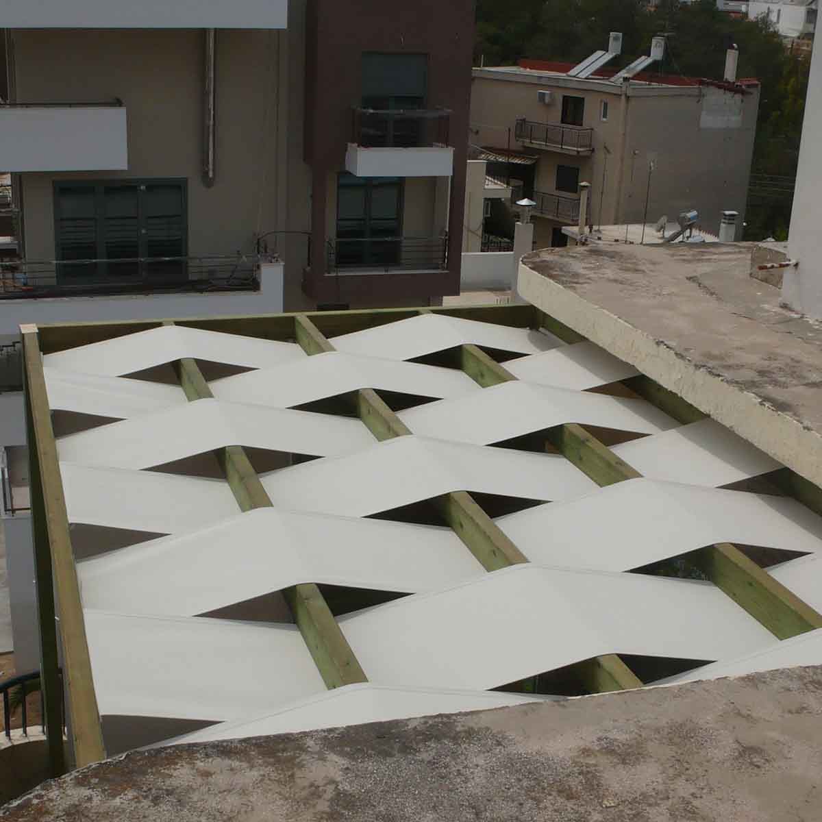 ξύλινη-πέργκολα-από-τοίχο-με-τεντόπανο