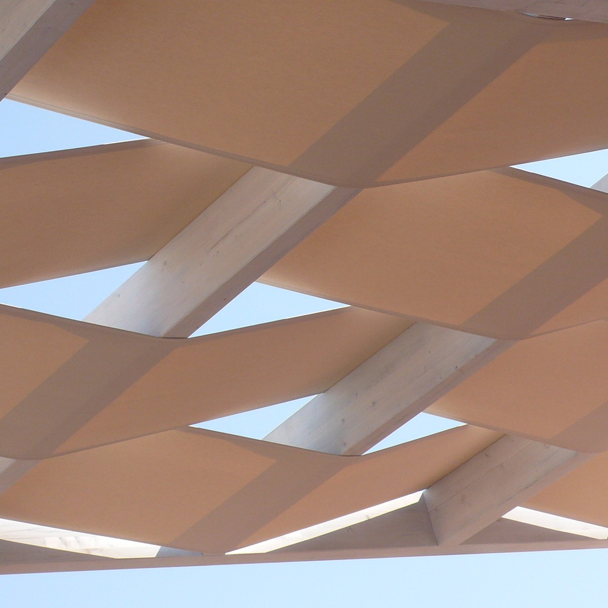 ξύλινη-πέργκολα-από-τοίχο-με-τεντόπανο