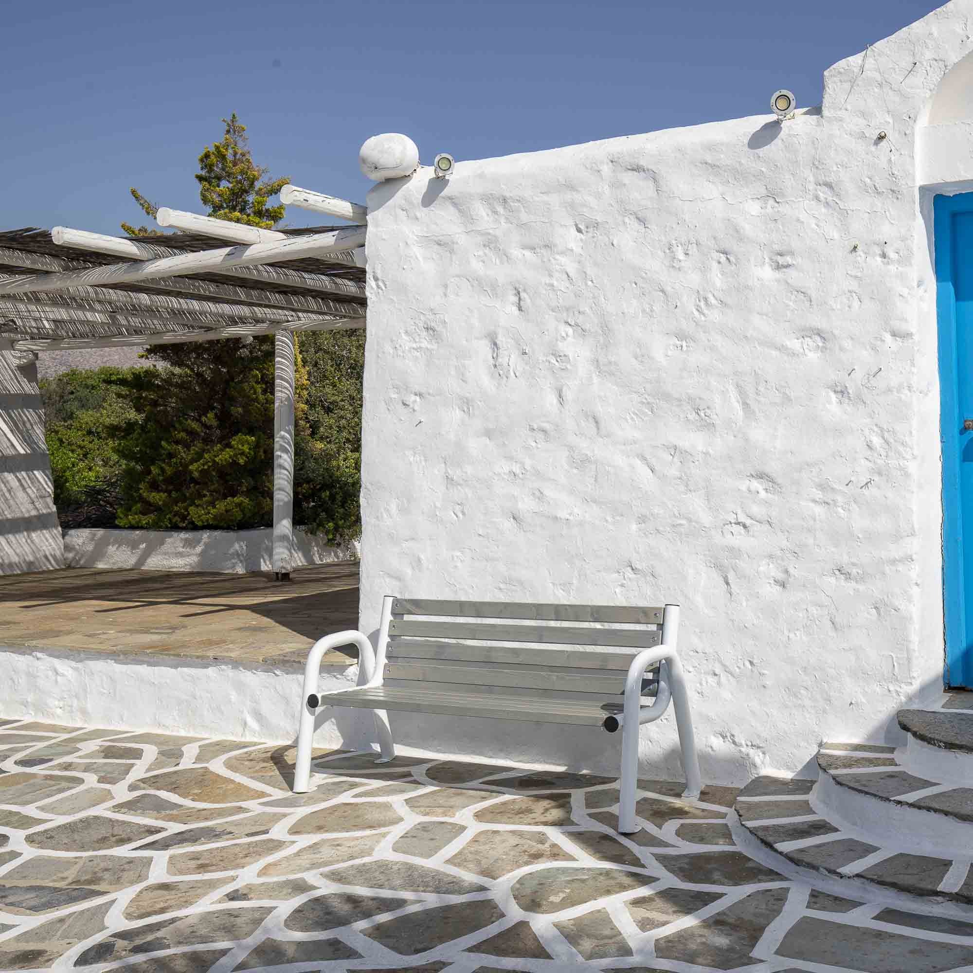 παγκάκι-πάρκου-με-μεταλλικό-σκελετό-γκρι